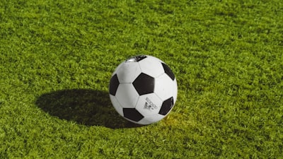 足球运动员在世界杯比赛中精彩倒钩射门的瞬间